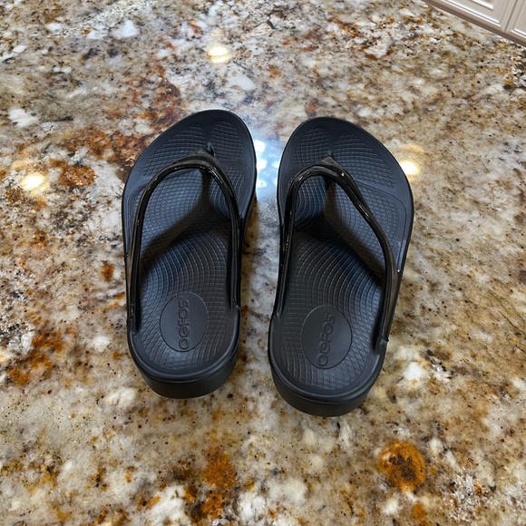 Oofos Oolala Thong Flip Flop Sandal Black Size 6 W NEW - Picture 2 of 5